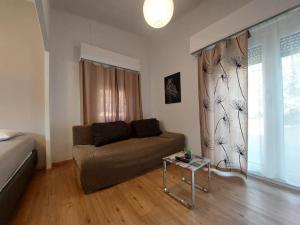 een woonkamer met een bank en een tafel bij Hôtel Garni Inter-Alp in Saint-Maurice