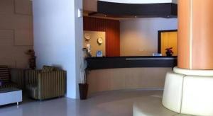 a lobby with a waiting room with a mirror at Hotel Benua in Pulupanda