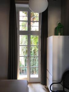 Una ventana grande en una habitación con refrigerador. en Porta 22 Charme&Relax, en Bérgamo