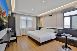 a hotel room with a bed and a window at WEN SI TE HOTEL in Shangta