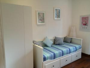 Habitación con cama con almohadas azules. en Casa Margot, en La Spezia