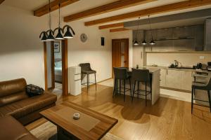 un soggiorno e una cucina con un divano e un tavolo di Orahovo stone vilas a Virpazar Altre 34 foto