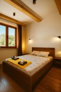 una camera da letto con un letto con due cappelli sopra di Orahovo stone vilas a Virpazar