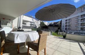 En balkon eller terrasse på Au Clos Célestin - Beau T4 - 86 m2 - Terrasse 35 m2 - Jardin 68 m2
