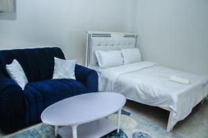 un soggiorno con un divano e un tavolo di Luxe Homes a Meru