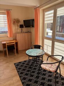 un soggiorno con un tavolo e due sedie di KAJA Zawoja a Zawoja