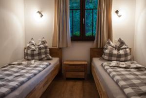 2 camas individuales en una habitación con ventana en Haus Waldfrieden en Kurort Altenberg