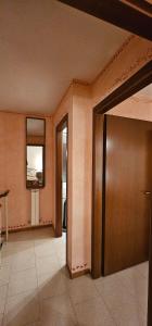 an empty hallway with a door and a mirror at Villa Colli in Picciano
