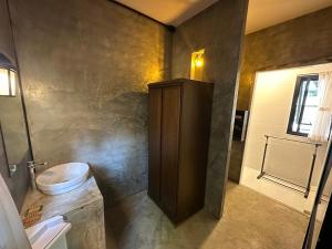 a bathroom with a toilet and a sink at Ban Buarawong บ้านบัวระวงค์ in Ban Nong Faek +10 photos