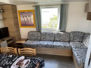 Et opholdsområde på Linge literie et toilette fournis, un grand confort, à côté ou à 5 minutes des piscines tous 3 chambres grande terrasse couverte