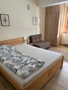 una camera da letto con un letto e una sedia di KAJA Zawoja a Zawoja Altre 45 foto