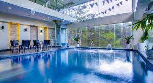 una grande piscina in un edificio con una grande finestra di Le Monet Hotel a Camp John Hay