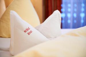 Posteľ alebo postele v izbe v ubytovaní Gourmet-Hotel Grünwald