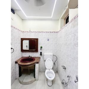 un bagno con un water e un lavandino di Serene Stays at Varanasi - 5BHK Luxury Villa a Varanasi