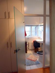 a bathroom with a door open to a bathroom with a sink at Kröte Nr 5 in Waddeweitz +16 photos