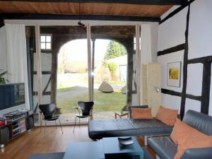 a living room with a couch and a tv at Kröte Nr 5 in Waddeweitz
