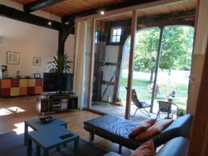 a living room with a couch and a tv at Kröte Nr 5 in Waddeweitz