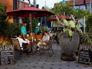 un gruppo di persone sedute in un ristorante sotto un ombrellone di Horison Aziza Solo a Solo