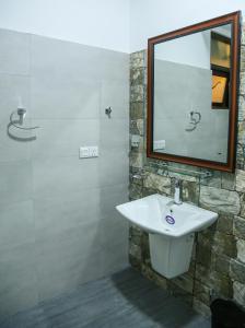 een badkamer met een wastafel en een spiegel bij Ceylon Charm Mirissa in Mirissa +38 foto's