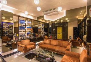 een woonkamer met banken en een glazen tafel bij Pasub grand hotel in Udon Thani