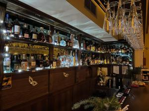 een bar met veel flessen alcohol bij Archontopetra Boutique Hotel in Méga Khoríon