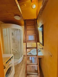 een tiny house met een ladder en een wastafel bij Apartamento en Plaza Mayor de Segovia in Segovia