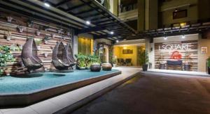 una hall con piscina in un edificio di L Square Hotel a Suizo