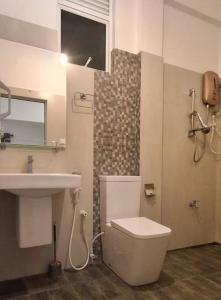 een badkamer met toilet en wastafel bij mountain retreat villa in Kandy