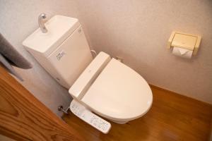 a white toilet in a bathroom with a scale at 日田天ヶ瀬の源泉掛け流し温泉付き貸別荘 5名様まで同料金 in Hita +49 photos