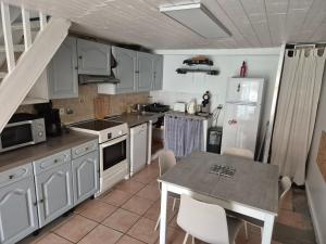 Nhà bếp/bếp nhỏ tại Maison tout confort 3 chambres et 2 salles de bain