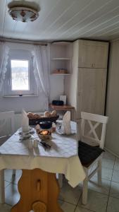 una cucina con tavolo e ciotola di cibo di Ferienwohnung Sonnenaufgang a Penig