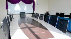 een conferentieruimte met een lange tafel en stoelen bij Hotel Darulaman Alor Setar in Alor Setar