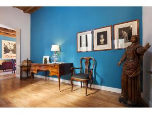 a statue of a woman standing in a room with a blue wall at Apartment Via Giulia in Rome