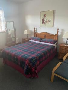 Giường trong phòng chung tại Rooms at Tarrareoch