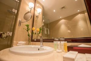 Un baño de Premium Strato Hotel