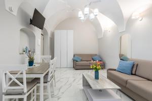 a living room with a table and a couch at APARTAMENT CHIARA - accanto alle scale dell amore - Julia Vieste in Vieste