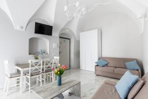 ein Wohnzimmer mit Sofa und Tisch in der Unterkunft APARTAMENT CHIARA - accanto alle scale dell amore - Julia Vieste in Vieste + 5 Fotos