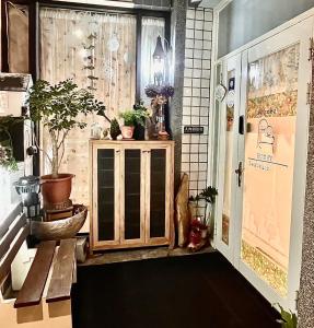 een hal met een bank en potplanten bij Honey B&B in Hualien