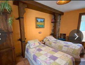 a bedroom with two beds in a room at Habitació Doble Era de Ferro in Erill la Vall