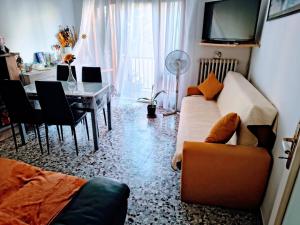 een woonkamer met een bank en een tafel bij Ani in Porto SantʼElpidio