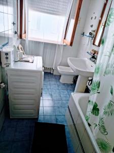 een badkamer met een wastafel en een douchegordijn bij Ani in Porto SantʼElpidio