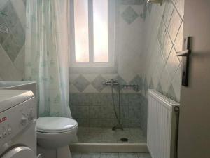 e bagno con servizi igienici, finestra e doccia. di Kohyli a Città di Lefkada Altre 100 foto