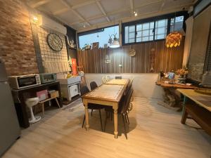een keuken met een tafel en een eetkamer bij Honey B&B in Hualien