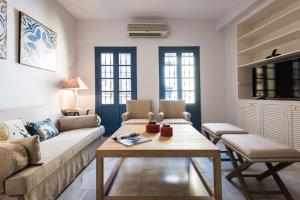 sala de estar con sofá y mesa en Hommyhome Cerrajería, en Sevilla