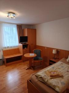 una camera d'albergo con letto e tavolino di Gasthaus Jütte a Ebergötzen