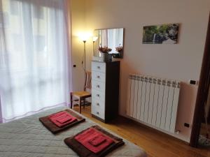 una camera da letto con un letto con due cuscini sopra di Ai piedi del Monte Cimone a Fiumalbo