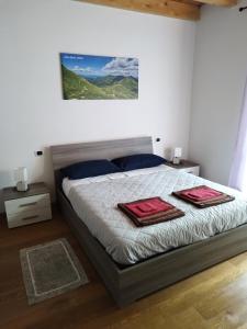 una camera da letto con un letto con due asciugamani sopra di Ai piedi del Monte Cimone a Fiumalbo