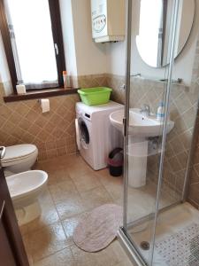 un bagno con wc, lavandino e doccia di Ai piedi del Monte Cimone a Fiumalbo Altre 18 foto