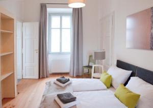 uma sala de estar com uma cama e uma janela em OBENauf in Unternalb em Unternalb