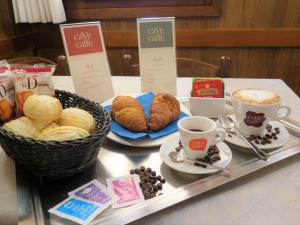 a tray with cups of coffee and pastries on a table at Al Soffiador in Murano